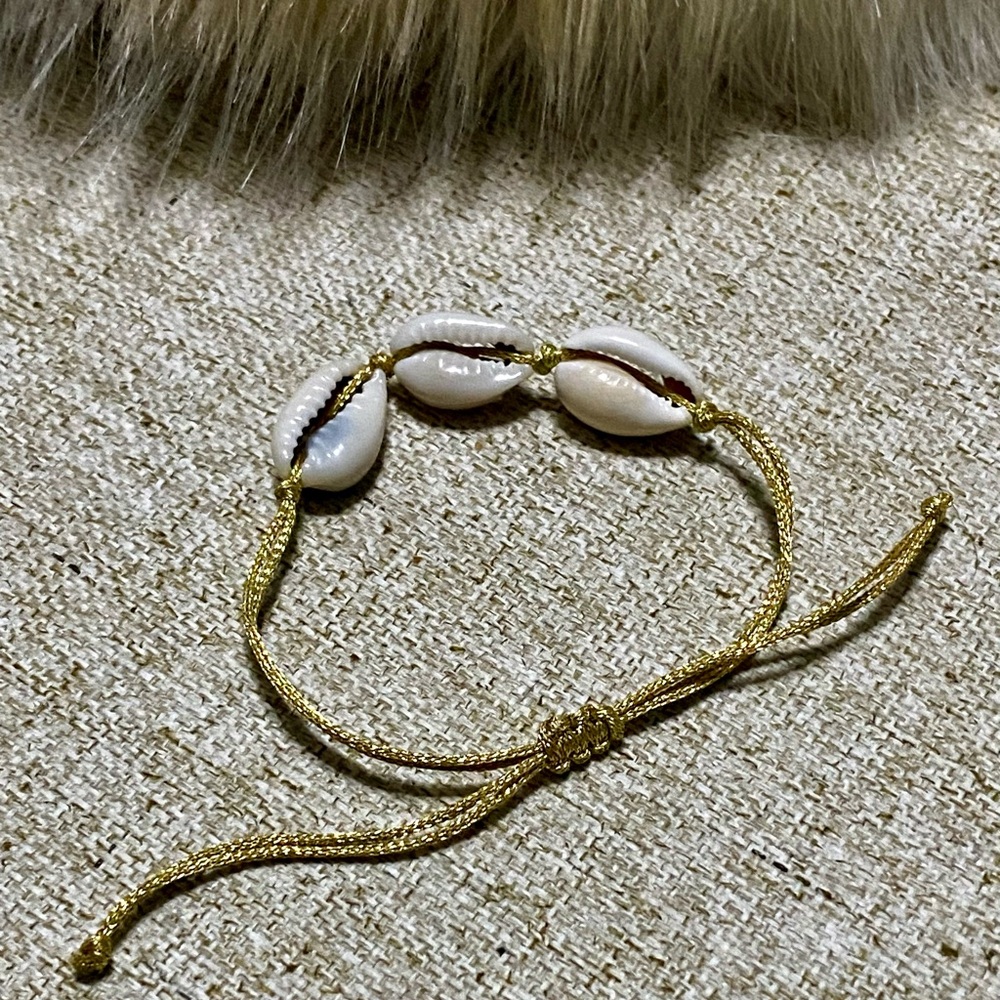 Gold Shell Bracelet - Picture 4 of 6